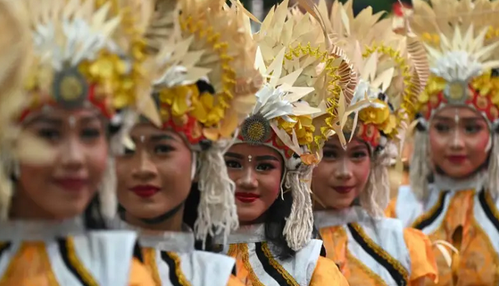  ইন্দোনেশিয়ার বালি দ্বীপে ঐতিহ্যবাহী পোশাকে নতুন বছরকে বরণে প্রস্তুত নৃত্যশিল্পীরা।